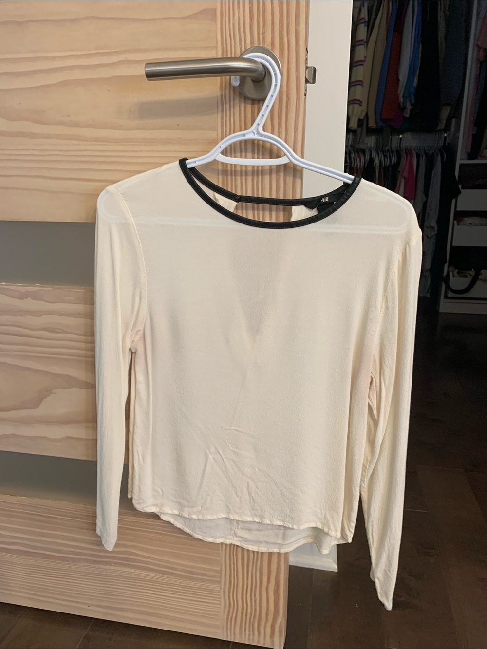 H&M Cream Long-Sleeve Top with Black Neck Trim - 6